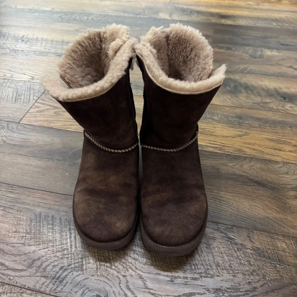 UGG Chocolate Brown Suede Shearling Buckle Boots 1013491 Womens 7 Cabin Comfort